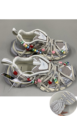 バレンシアガ 3XL Extreme Lace スタイリッシュな卵殻色のスニーカー