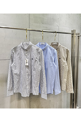 アミ 胸元に刺繍文字とハート型のパッチワークストライプがあしらわれた長袖シャツ