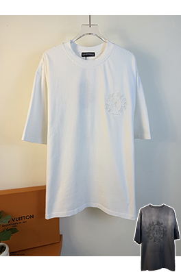 クロムハーツコピー 新モデル前面と背面に万ステッチのベルリンドアップリケ刺繍をした半袖Tシャツ