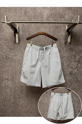 グッチ 新作の綿ストライプ柄ショートパンツ
