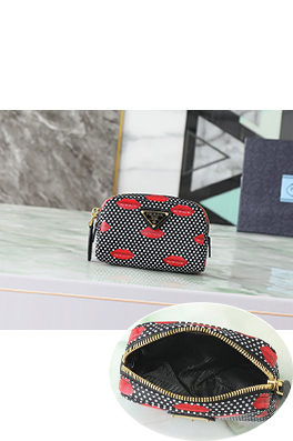 プラダ 洗練レディースされたラインと象徴なエナメルのコスメティックバッグ