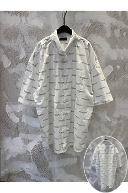 バレンシアガ 大きなアウトラインの弾文字プリントの半袖シャツ