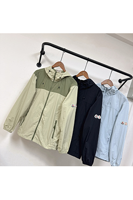 モンクレール 新モデルクラシックフード付きの軽量で通気にれた日焼け防止服