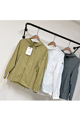 モンクレールコピー 新モデルファッションフード付きの軽量で通気にれた日焼け防止服