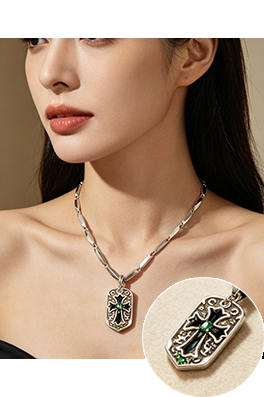 クロムハーツコピー グリーンダイヤモンドクロスバッジ竹チェーン