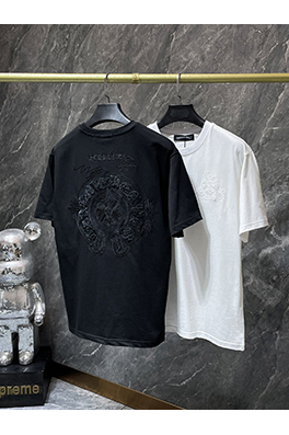 クロムハーツスーパーコピー クラシックなダメージと不規則なホースシュー刺繍がされた半袖Tシャツ