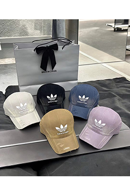 バレンシアガ X アディダス BALENCIAGA コラボレーションによる破れて洗われたベースボールキャップ