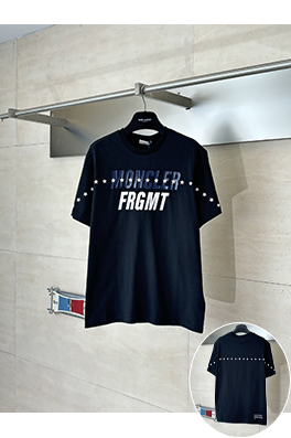 モンクレール 五芒星と文字ロゴがプリントされた半袖Tシャツ