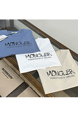 モンクレールコピー Moncler 胸にロゴプリントが入った半袖Tシャツ