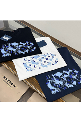 ルイヴィトン 胸にプリントのロゴが入った半袖Tシャツ