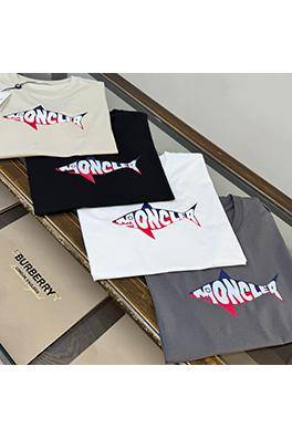 モンクレール 胸にロゴプリントが入った半袖Tシャツ