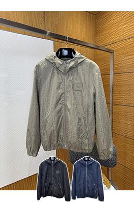 フェンディ 全体にレザーラベルが付いたジップアップフード付きジャケット