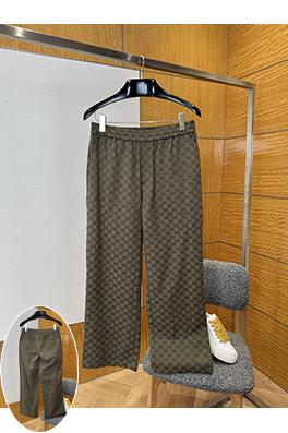 グッチ クラシックなモノグラム柄のカジュアルパンツ