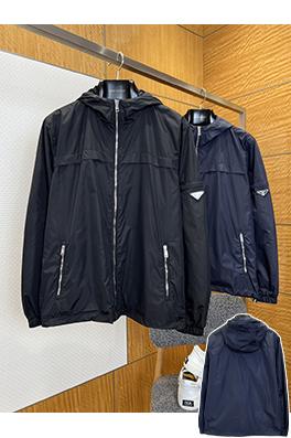 プラダブランドコピー メタルロゴ入りジップアップフード付きナイロンジャケット