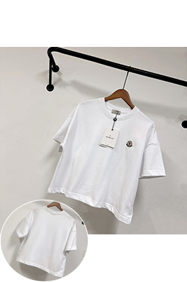 モンクレールコピー Boxy Fit シンプルなロゴパッチ付き半袖Tシャツ