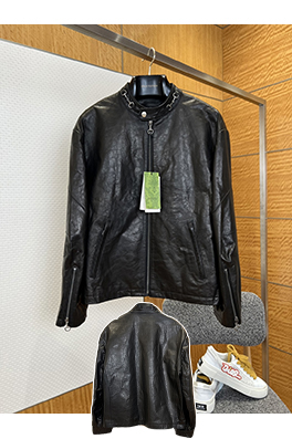 グッチ アンティークシルバーのリング装飾とスタンドカラーがの高級レザージャケット