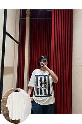 アミ 文字入り正方形バンダナと首の後ろのロゴ入り半袖Tシャツ