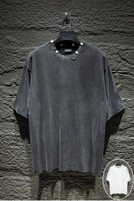 バレンシアガ ネックラインに金属製のバックル装飾が付いた半袖Tシャツ