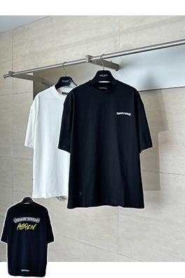 クロムハーツコピー スクロールプリントアスペン限定マティボーイコラボレーション半袖Tシャツ