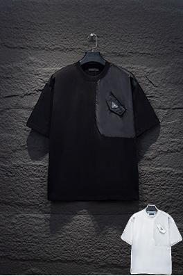 プラダスーパーコピー 前面と背面に三角形のロゴパッチワークがあしらわれた半袖Tシャツ
