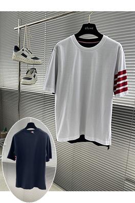 トムブラウンスーパーコピー 赤色の4本ストライプのカラーブロッククルーネック半袖Tシャツ