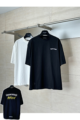 クロムハーツコピー スクロールプリントアスペン限定マティボーイコラボレーション半袖Tシャツ