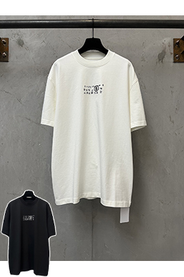 マルタン マルジェラスーパーコピー カレンダーロゴの文字がずれた半袖Tシャツ