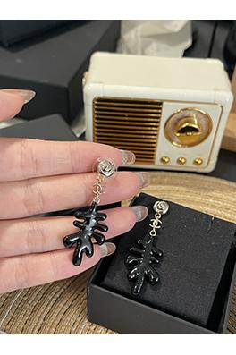 シャネル レディース黒いカエデの葉の形をした樹脂製のペンダントイヤリング