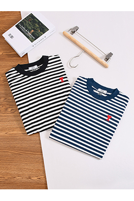 アミ クラシックなストライプ柄のロゴ刺繍入り半袖Tシャツ