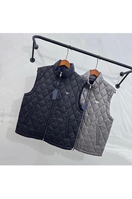 プラダ 秋冬けの最新軽量ダウンベスト