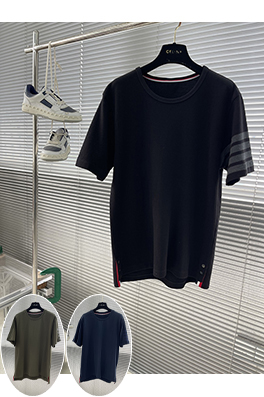 トムブラウンスーパーコピー 左袖ラグラン4本ストライプクルーネック半袖Tシャツ