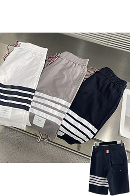 トムブラウンショートパンツスーパーコピー クラシックの4本ストライプのビーチショーツ
