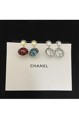シャネルコピー レディース新作ダブルCボタン型アクリルボールピアス