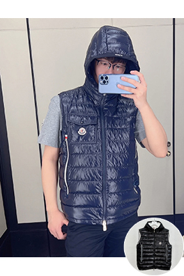 モンクレール 新作フード付きダウンベスト