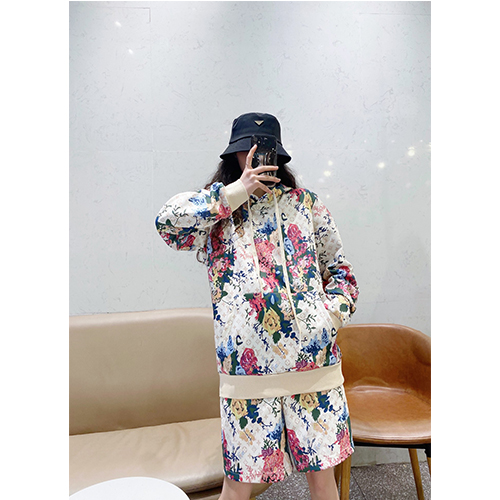 ルイヴィトン偽物  メンズ レディース パーカー フード Tシャツ