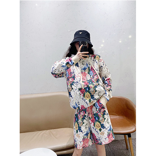 ルイヴィトン偽物  メンズ レディース パーカー フード Tシャツ