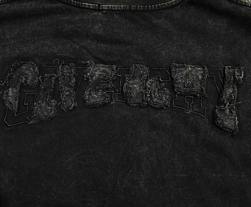 ジバンシイ 暗黒系ウォッシュ加工のダメージ刺繍半袖