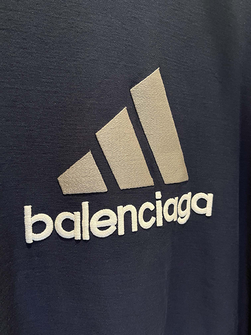 バレンシアガ x アディダス コラボの刺繍Tシャツ