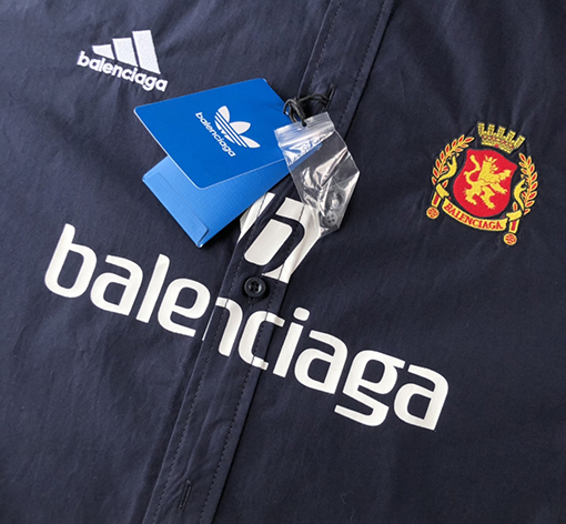 バレンシアガ シャツ スーパーコピー   BALENCIAGAスラブ織り生地の大きめシルエットの長袖シャツ