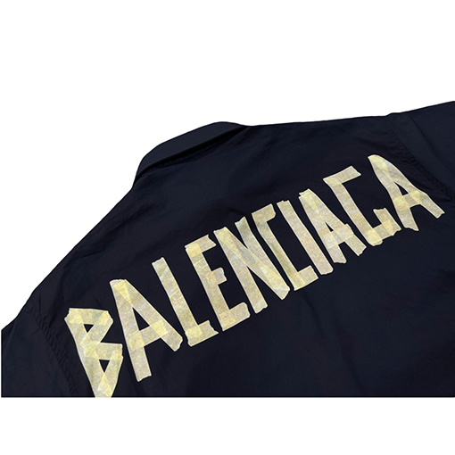 バレンシアガ シャツ スーパーコピー  背中に広がるロゴ入り文字のスローガンが特徴的なカスタムボタンシャツ