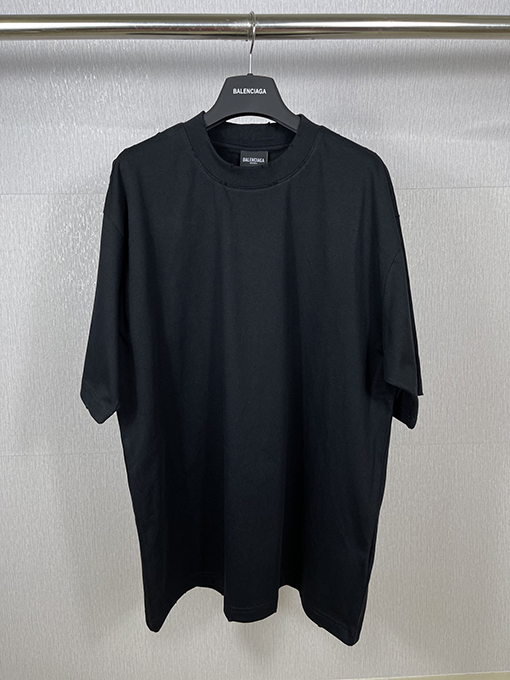 バレンシアガ 半袖Tシャツ スーパーコピー  BALENCIAGA後ろ襟のリブ編みに刺繍された文字が特徴のヴィンテージ風Tシャツ