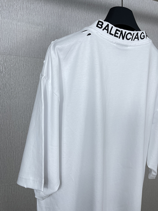 バレンシアガ 半袖Tシャツ スーパーコピー  BALENCIAGA後ろ襟のリブ編みに刺繍された文字が特徴のヴィンテージ風Tシャツ