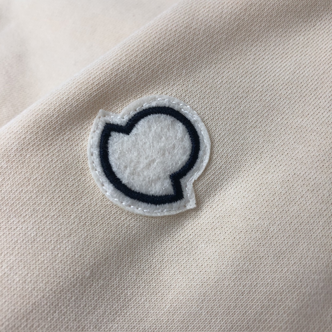モンクレール スウェット Tシャツ ト コピーMONCLER   個性的なデザインのプリント入り丸首スウェット
