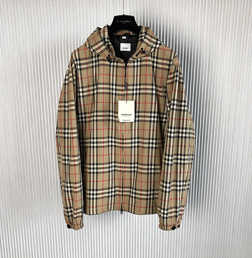 バーバリーアウター スーパーコピー  BURBERRYチェック柄フード付きジャケット。活力溢れるデザイン、カジュアルなシルエット