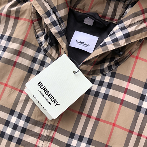 バーバリーアウター スーパーコピー  BURBERRYチェック柄フード付きジャケット。活力溢れるデザイン、カジュアルなシルエット