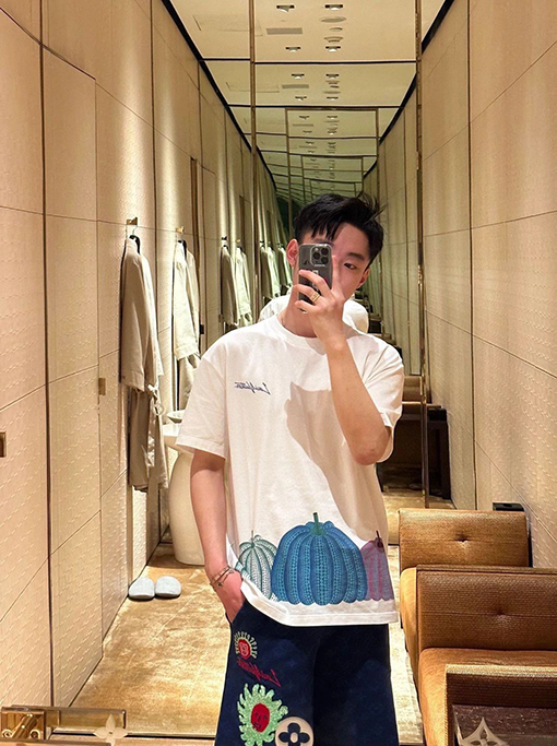 ヴィトン 半袖Tシャツスーパーコピー  Louis Vuitton x Yayoi Kusama 裾の南瓜プリントショートスリーブ