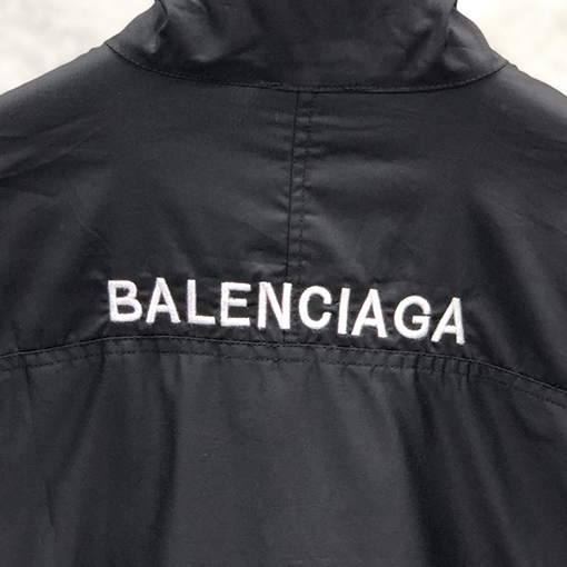 バレンシアガ  ジャケットスーパーコピー背中 BALENCIAGA  ポーティでスタイリッシュなデザインのスタンドカラーウィンドブレーカー