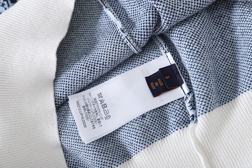 ヴィトンセータースーパーコピー  Louis Vuitton ロゴ柄セーター - スタイリッシュなデザインで暖かさとファッションを融合