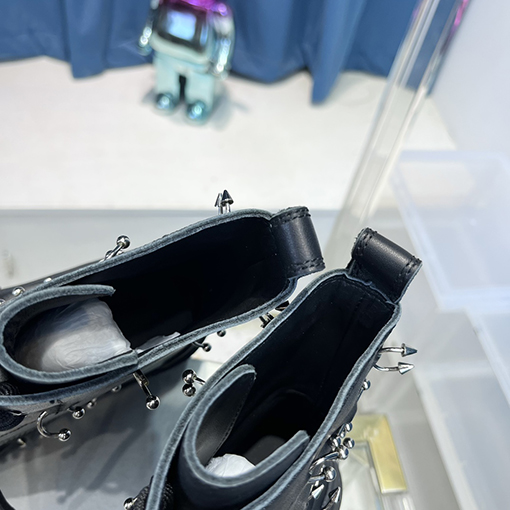 バレンシアガ ブーツ スーパーコピー　破壊的なパンクスタイルのマーチンブーツ、ブラックカウレザー裏地 ★  レディース　ブーツ