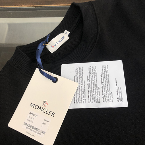 モンクレール スウェット Tシャツ ト スーパーコピー 華やかなプリントデザインのスタイリッシュなセーター
